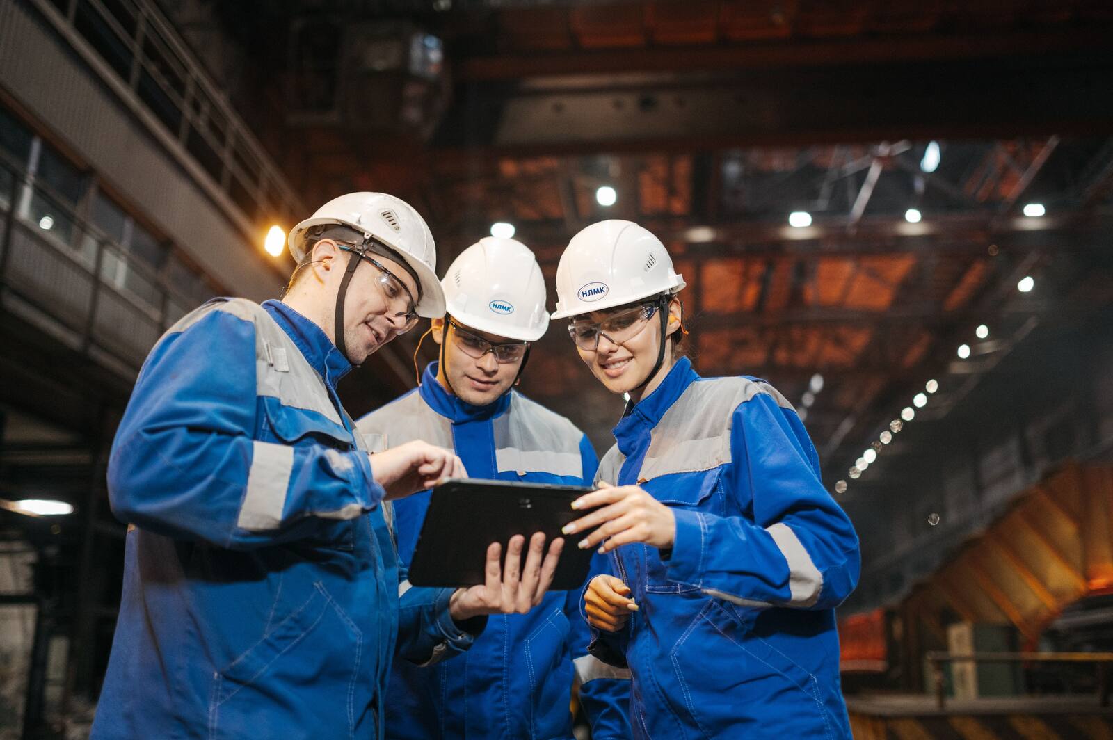 Technisches Team arbeitet an vernetzten Industrie- und Edge-Systemen