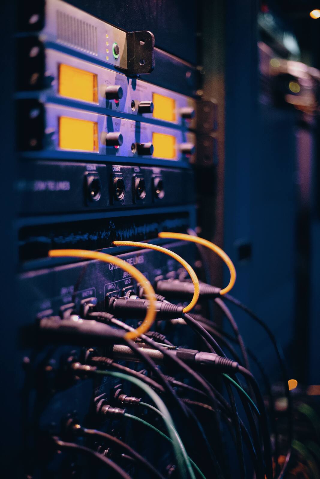 Netzwerkverkabelung und Serverrack als technische Infrastruktur
