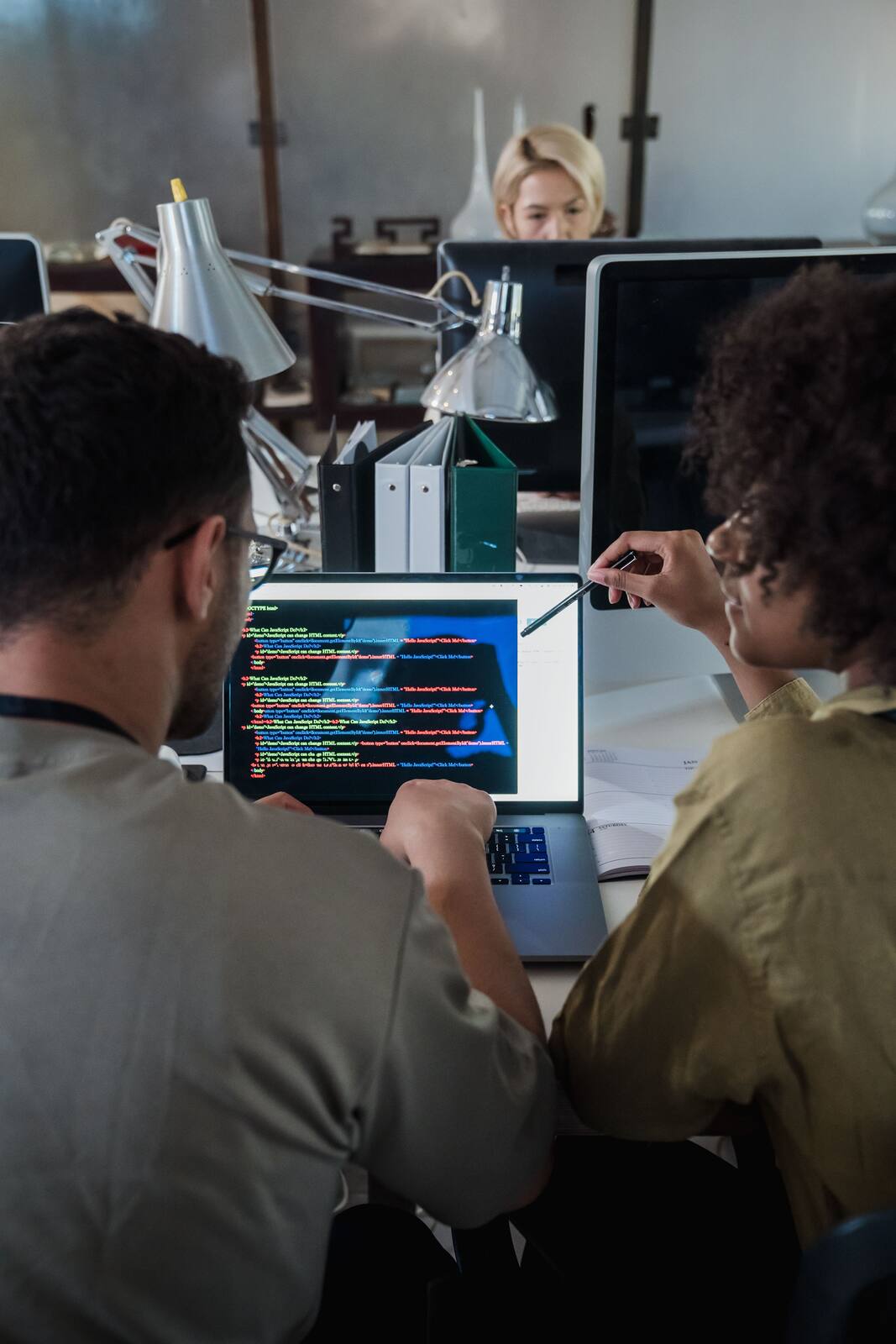Team bespricht Softwareentwicklung und KI-Potentiale am Laptop